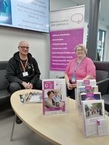 Juha ja Marjut päivystivät OLKA-pisteellä AVH-teemapäivässä.