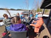 Työikäisten kerho kokoontui parantamaan maailmaa Päivin mökille.