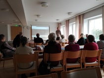 Mikkelin AVH-kerhossa kuunnellaan Aivoliiton luentoa.