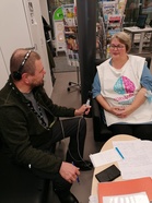 Marjut Ylen Jouni Kirvesniemen haastattelussa. Kuva Viki Vänttinen. 