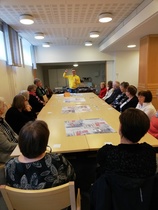 Mikkelin AVH-kerhossa teatterikuraattori Jimmy Asikainen oli laatinut hauskan ohjelman osallistujille.